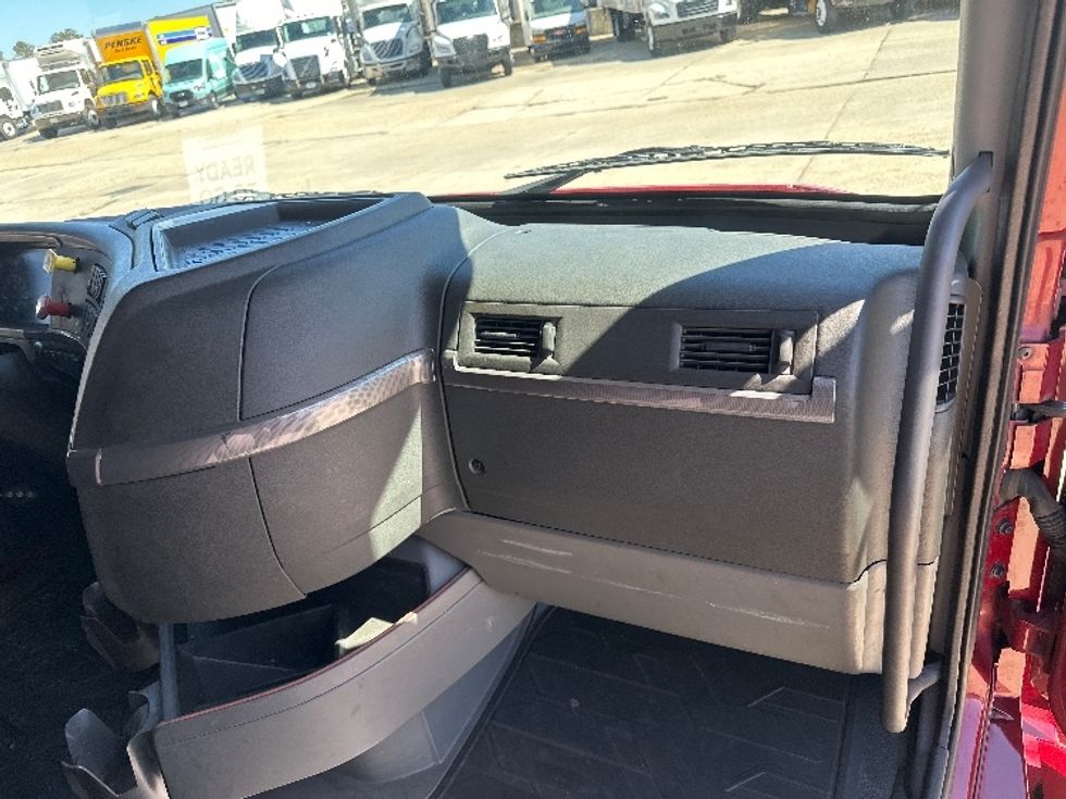 Sleeper Tractor-Heavy Duty Tractors-Volvo-2021-VNL64760-Hammond-LA-497,008\n\t\tmiles-$ 62,750 - Image 14