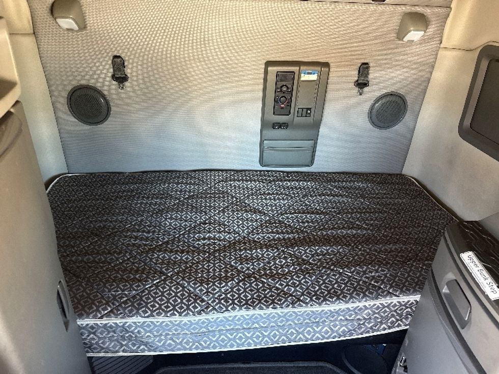 Sleeper Tractor-Heavy Duty Tractors-Volvo-2021-VNL64760-Hammond-LA-497,008\n\t\tmiles-$ 62,750 - Image 16