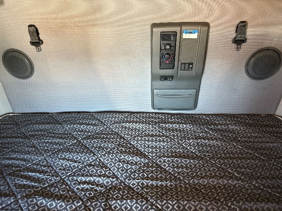 Sleeper Tractor-Heavy Duty Tractors-Volvo-2021-VNL64760-Hammond-LA-497,008\n\t\tmiles-$ 62,750 - Image 17