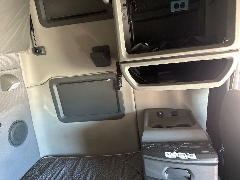 Sleeper Tractor-Heavy Duty Tractors-Volvo-2021-VNL64760-Hammond-LA-497,008\n\t\tmiles-$ 62,750 - Image 18