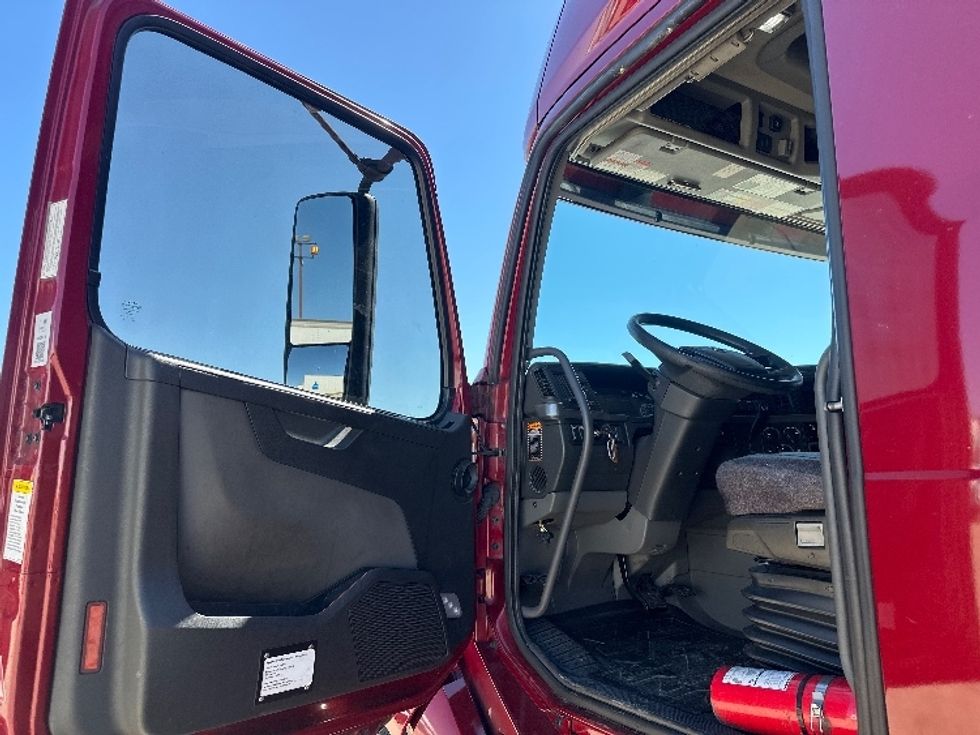 Sleeper Tractor-Heavy Duty Tractors-Volvo-2021-VNL64760-Hammond-LA-497,008\n\t\tmiles-$ 62,750 - Image 9