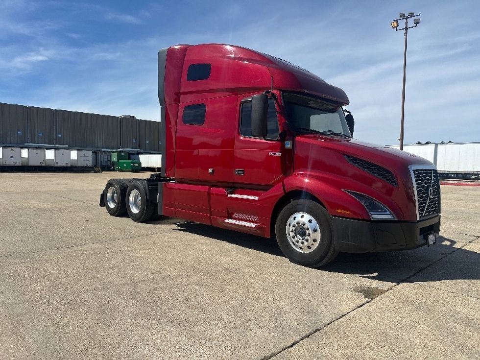 Sleeper Tractor-Heavy Duty Tractors-Volvo-2021-VNL64760-Hammond-LA-536,349\n\t\tmiles-$ 62,250 - Image 1