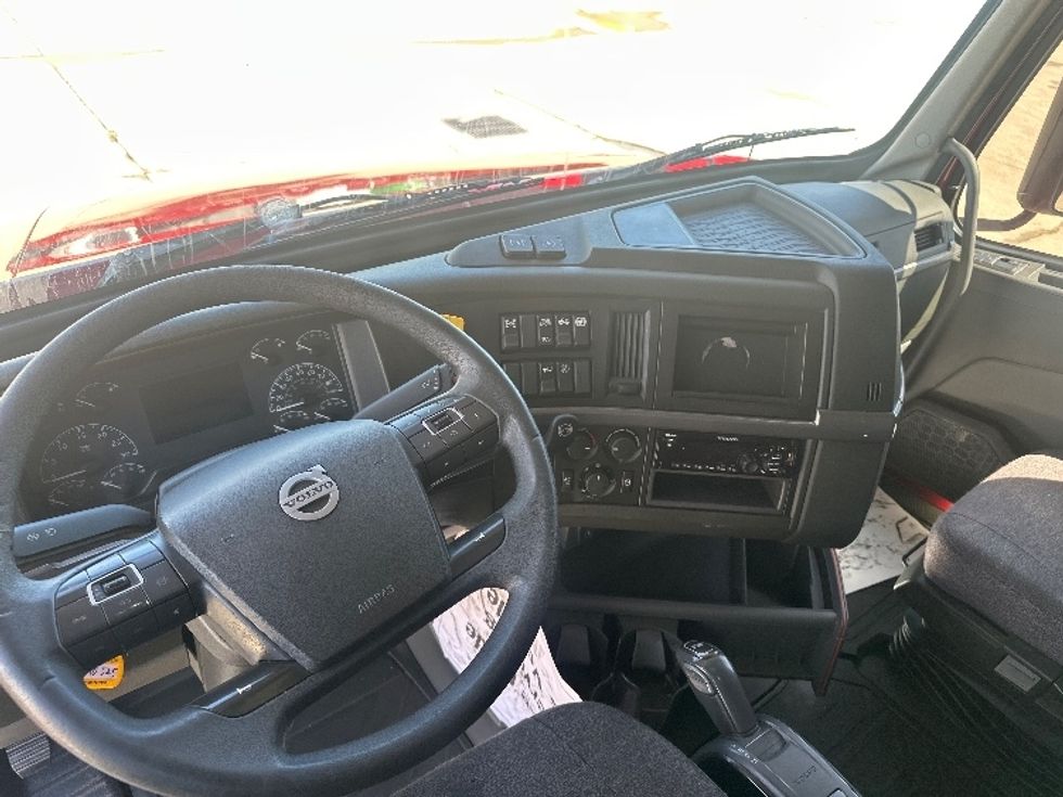 Sleeper Tractor-Heavy Duty Tractors-Volvo-2021-VNL64760-Hammond-LA-536,349\n\t\tmiles-$ 62,250 - Image 11