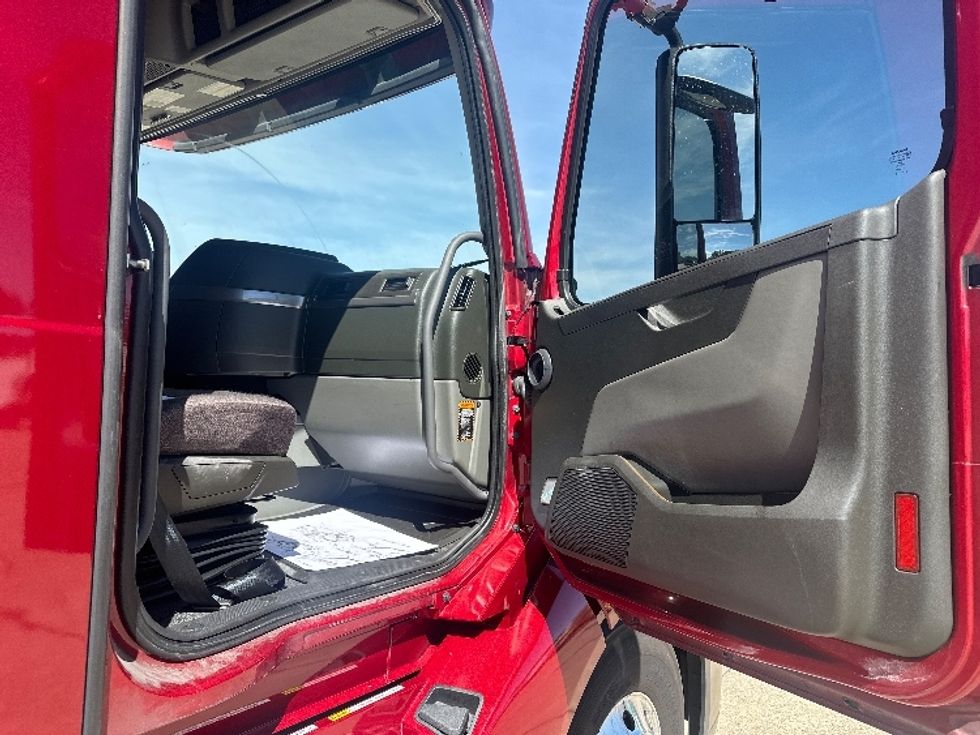 Sleeper Tractor-Heavy Duty Tractors-Volvo-2021-VNL64760-Hammond-LA-536,349\n\t\tmiles-$ 62,250 - Image 13