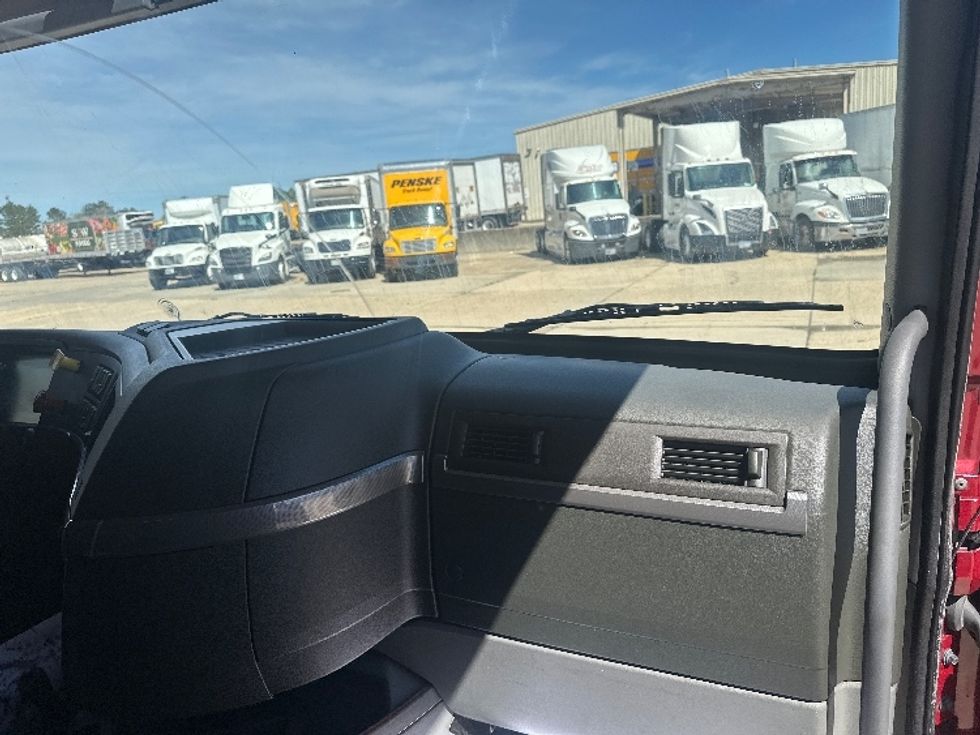 Sleeper Tractor-Heavy Duty Tractors-Volvo-2021-VNL64760-Hammond-LA-536,349\n\t\tmiles-$ 62,250 - Image 14