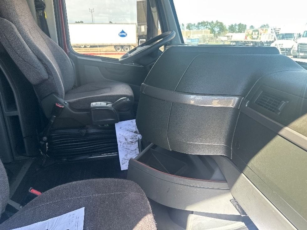 Sleeper Tractor-Heavy Duty Tractors-Volvo-2021-VNL64760-Hammond-LA-536,349\n\t\tmiles-$ 62,250 - Image 15