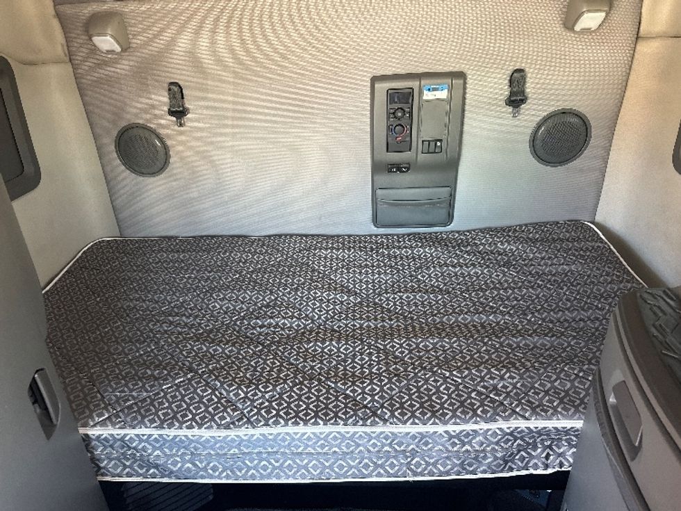 Sleeper Tractor-Heavy Duty Tractors-Volvo-2021-VNL64760-Hammond-LA-536,349\n\t\tmiles-$ 62,250 - Image 16