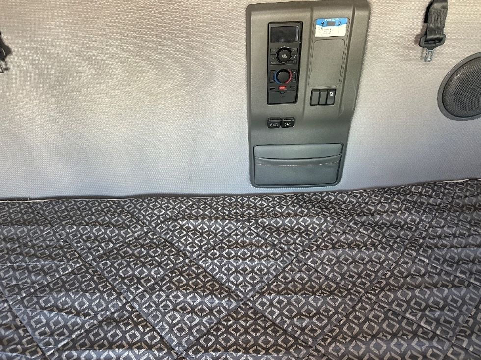 Sleeper Tractor-Heavy Duty Tractors-Volvo-2021-VNL64760-Hammond-LA-536,349\n\t\tmiles-$ 62,250 - Image 17