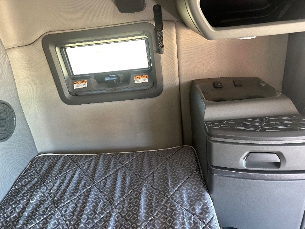 Sleeper Tractor-Heavy Duty Tractors-Volvo-2021-VNL64760-Hammond-LA-536,349\n\t\tmiles-$ 62,250 - Image 18