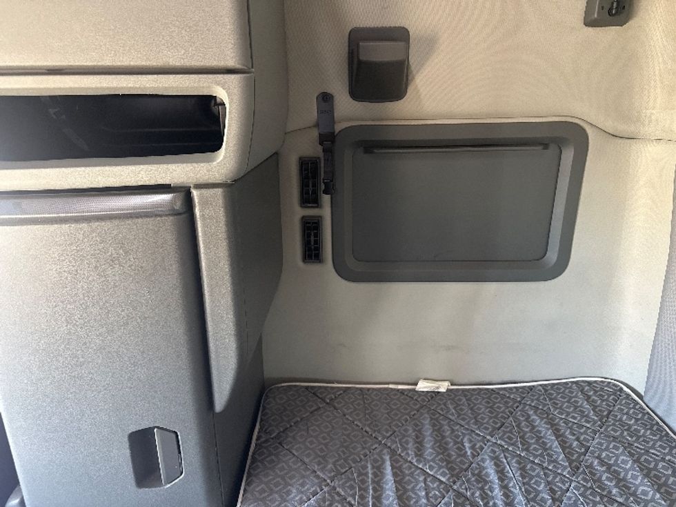 Sleeper Tractor-Heavy Duty Tractors-Volvo-2021-VNL64760-Hammond-LA-536,349\n\t\tmiles-$ 62,250 - Image 19