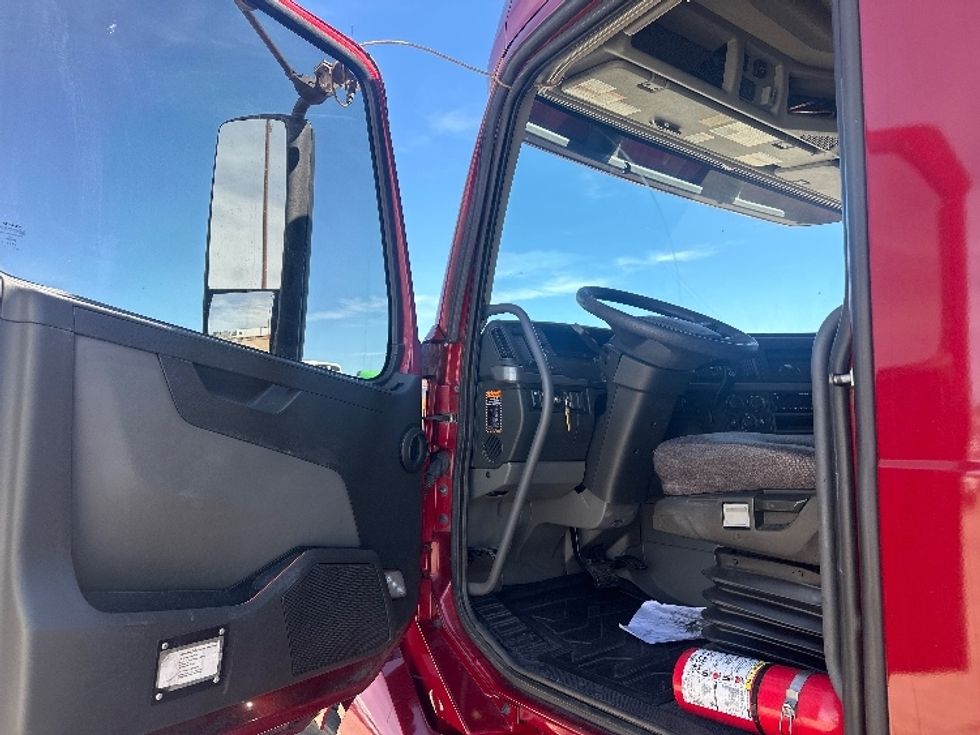 Sleeper Tractor-Heavy Duty Tractors-Volvo-2021-VNL64760-Hammond-LA-536,349\n\t\tmiles-$ 62,250 - Image 9