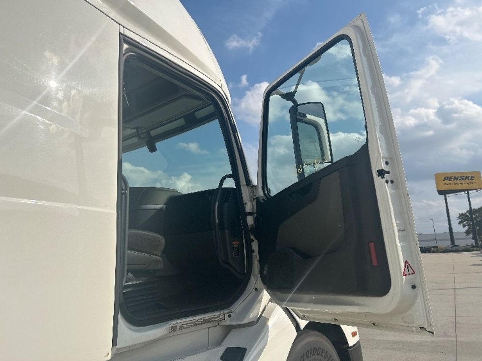Sleeper Tractor-Heavy Duty Tractors-Volvo-2021-VNL64760-Houston-TX-512,338\n\t\tmiles-$ 69,250 - Image 13