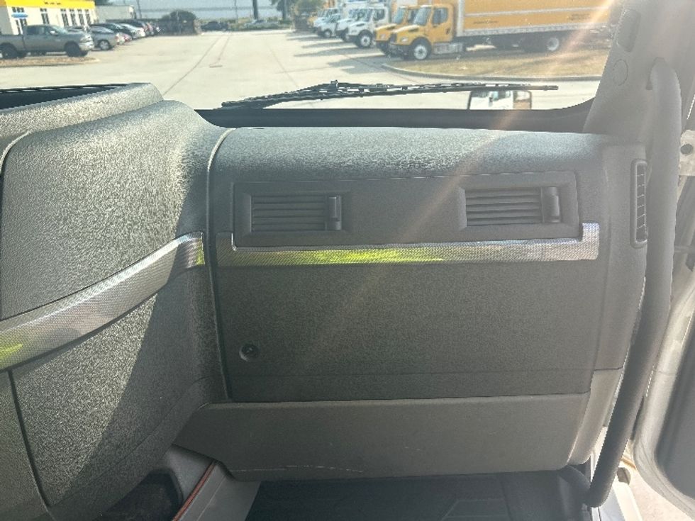 Sleeper Tractor-Heavy Duty Tractors-Volvo-2021-VNL64760-Houston-TX-512,338\n\t\tmiles-$ 69,250 - Image 14