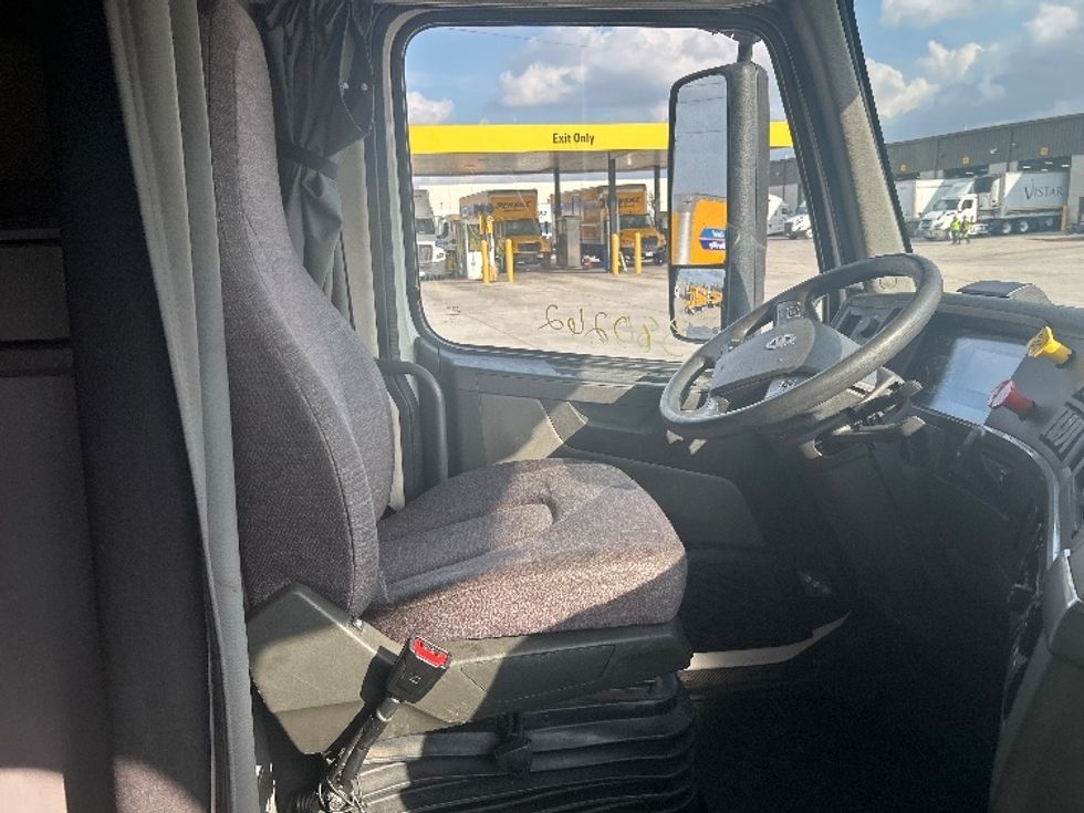 Sleeper Tractor-Heavy Duty Tractors-Volvo-2021-VNL64760-Houston-TX-512,338\n\t\tmiles-$ 69,250 - Image 15