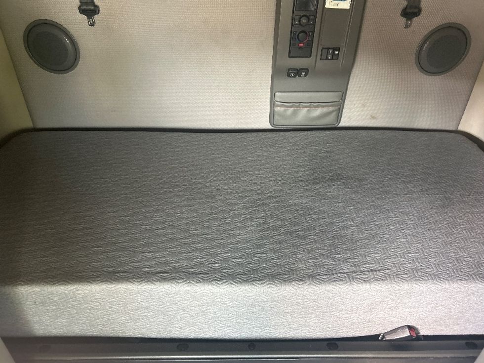 Sleeper Tractor-Heavy Duty Tractors-Volvo-2021-VNL64760-Houston-TX-512,338\n\t\tmiles-$ 69,250 - Image 16