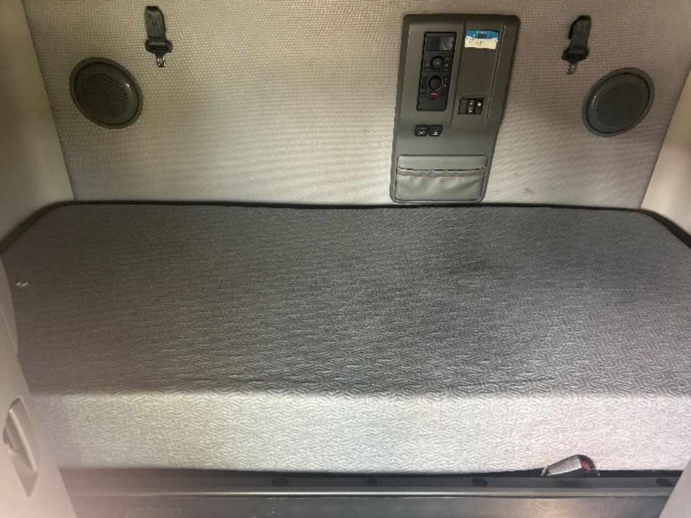 Sleeper Tractor-Heavy Duty Tractors-Volvo-2021-VNL64760-Houston-TX-512,338\n\t\tmiles-$ 69,250 - Image 17