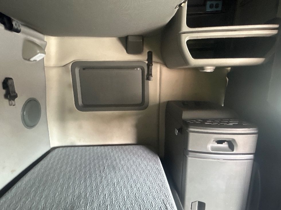 Sleeper Tractor-Heavy Duty Tractors-Volvo-2021-VNL64760-Houston-TX-512,338\n\t\tmiles-$ 69,250 - Image 18