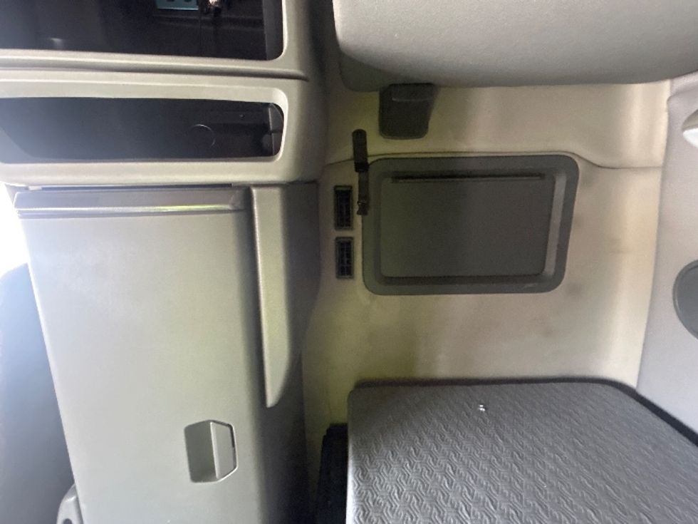 Sleeper Tractor-Heavy Duty Tractors-Volvo-2021-VNL64760-Houston-TX-512,338\n\t\tmiles-$ 69,250 - Image 19