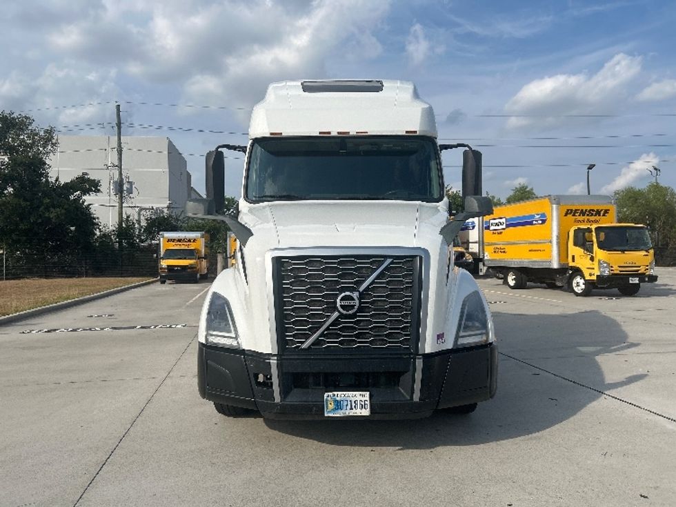 Sleeper Tractor-Heavy Duty Tractors-Volvo-2021-VNL64760-Houston-TX-512,338\n\t\tmiles-$ 69,250 - Image 2