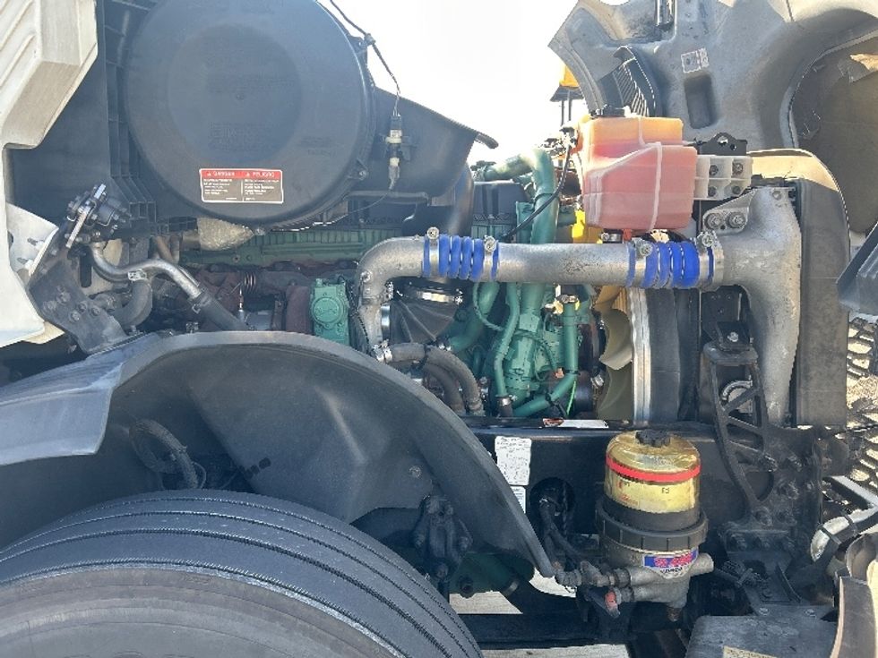 Sleeper Tractor-Heavy Duty Tractors-Volvo-2021-VNL64760-Houston-TX-512,338\n\t\tmiles-$ 69,250 - Image 20