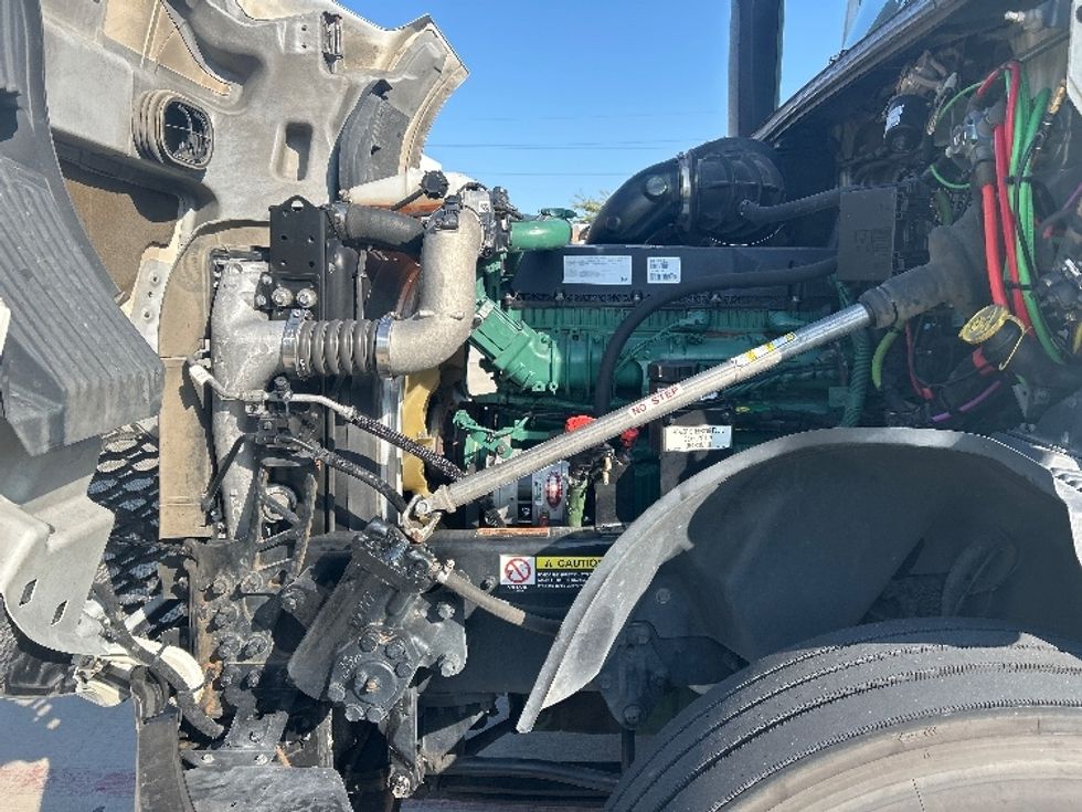 Sleeper Tractor-Heavy Duty Tractors-Volvo-2021-VNL64760-Houston-TX-512,338\n\t\tmiles-$ 69,250 - Image 21