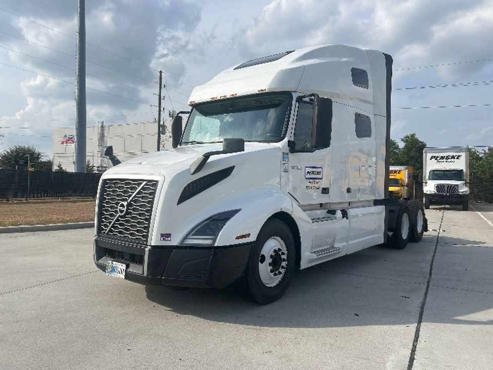 Sleeper Tractor-Heavy Duty Tractors-Volvo-2021-VNL64760-Houston-TX-512,338\n\t\tmiles-$ 69,250 - Image 3