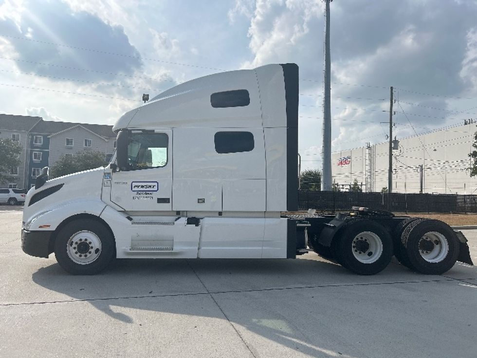 Sleeper Tractor-Heavy Duty Tractors-Volvo-2021-VNL64760-Houston-TX-512,338\n\t\tmiles-$ 69,250 - Image 4