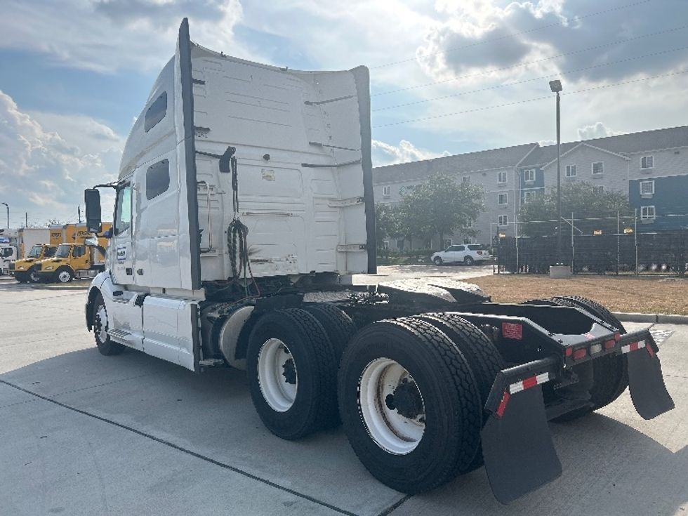 Sleeper Tractor-Heavy Duty Tractors-Volvo-2021-VNL64760-Houston-TX-512,338\n\t\tmiles-$ 69,250 - Image 5