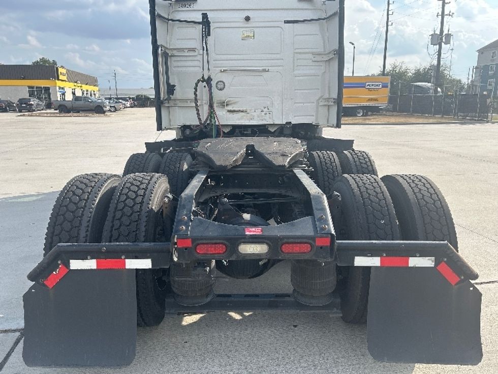 Sleeper Tractor-Heavy Duty Tractors-Volvo-2021-VNL64760-Houston-TX-512,338\n\t\tmiles-$ 69,250 - Image 6