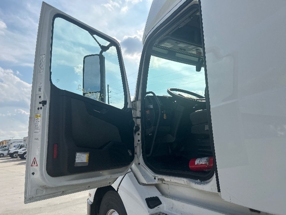 Sleeper Tractor-Heavy Duty Tractors-Volvo-2021-VNL64760-Houston-TX-512,338\n\t\tmiles-$ 69,250 - Image 9