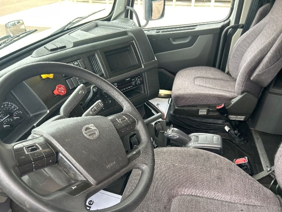Sleeper Tractor-Heavy Duty Tractors-Volvo-2021-VNL64760-Jackson-MS-390,840\n\t\tmiles-$ 76,500 - Image 10