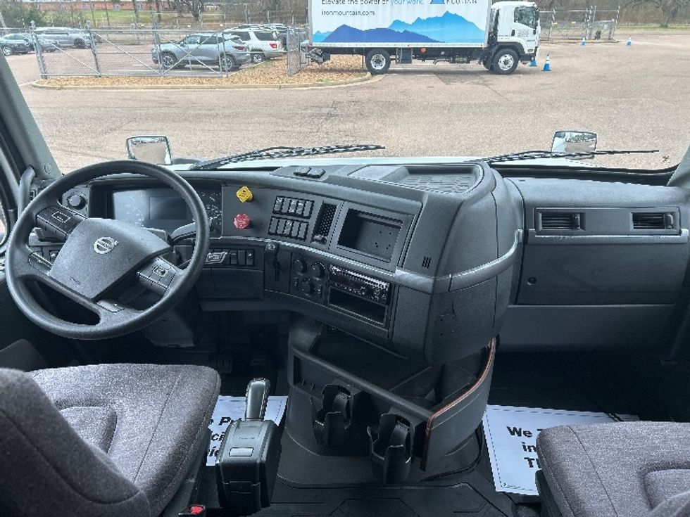 Sleeper Tractor-Heavy Duty Tractors-Volvo-2021-VNL64760-Jackson-MS-390,840\n\t\tmiles-$ 76,500 - Image 12