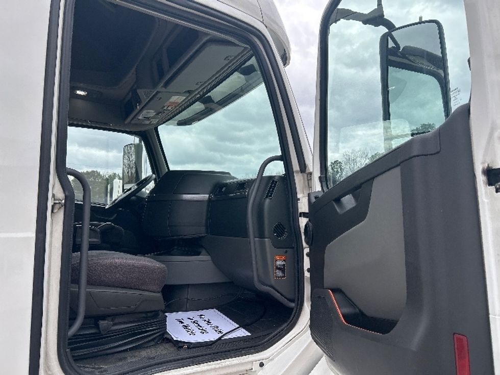 Sleeper Tractor-Heavy Duty Tractors-Volvo-2021-VNL64760-Jackson-MS-390,840\n\t\tmiles-$ 76,500 - Image 13