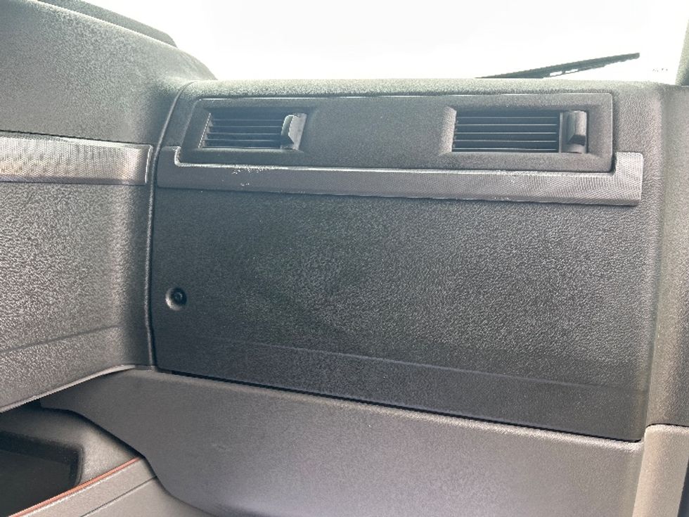 Sleeper Tractor-Heavy Duty Tractors-Volvo-2021-VNL64760-Jackson-MS-390,840\n\t\tmiles-$ 76,500 - Image 14