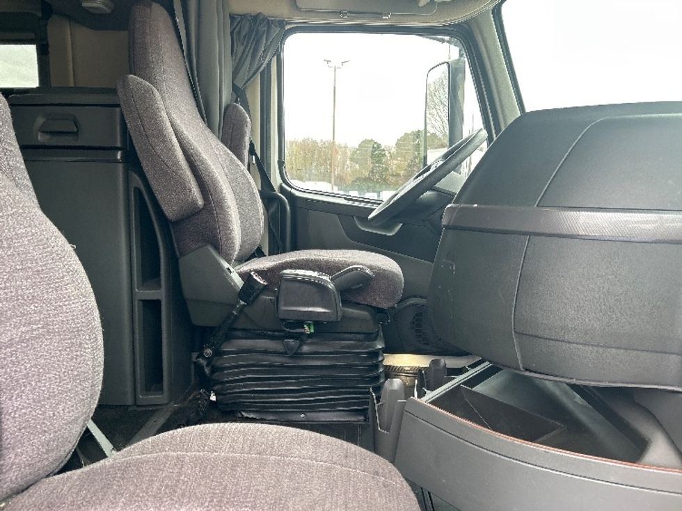 Sleeper Tractor-Heavy Duty Tractors-Volvo-2021-VNL64760-Jackson-MS-390,840\n\t\tmiles-$ 76,500 - Image 15