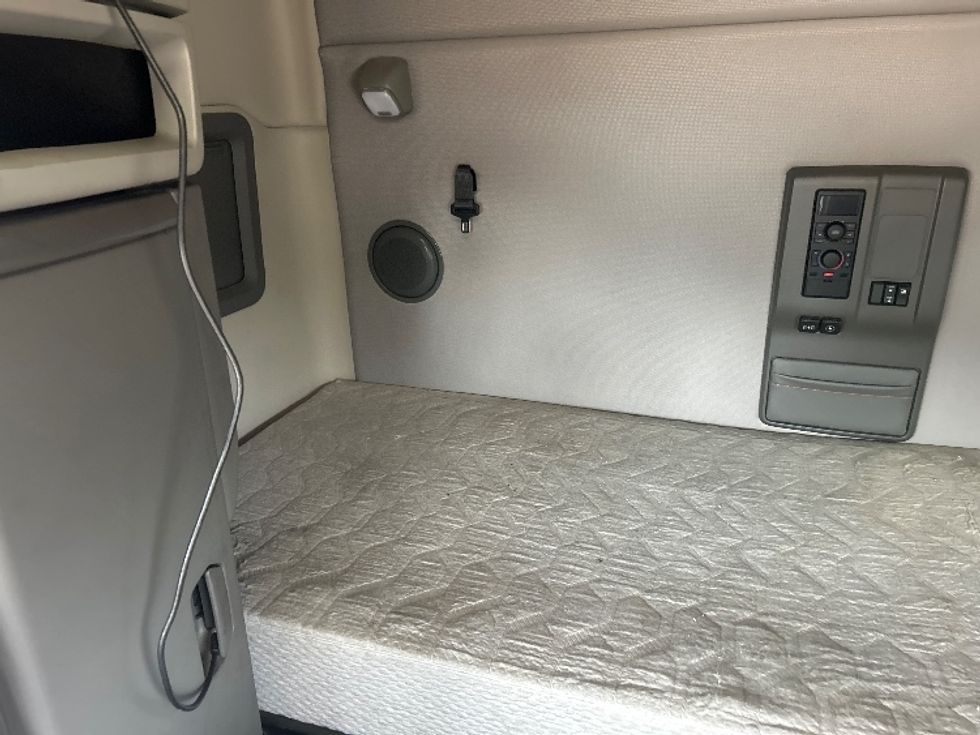 Sleeper Tractor-Heavy Duty Tractors-Volvo-2021-VNL64760-Jackson-MS-390,840\n\t\tmiles-$ 76,500 - Image 16