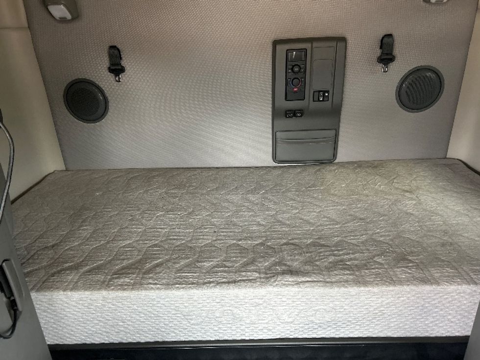 Sleeper Tractor-Heavy Duty Tractors-Volvo-2021-VNL64760-Jackson-MS-390,840\n\t\tmiles-$ 76,500 - Image 17