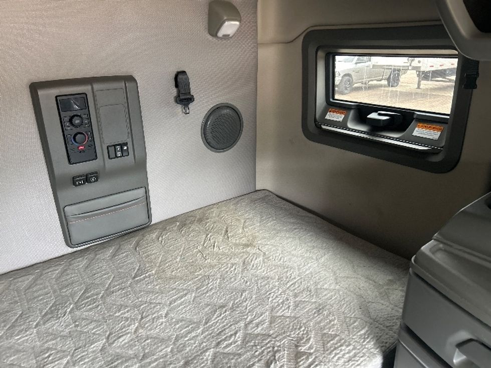 Sleeper Tractor-Heavy Duty Tractors-Volvo-2021-VNL64760-Jackson-MS-390,840\n\t\tmiles-$ 76,500 - Image 18