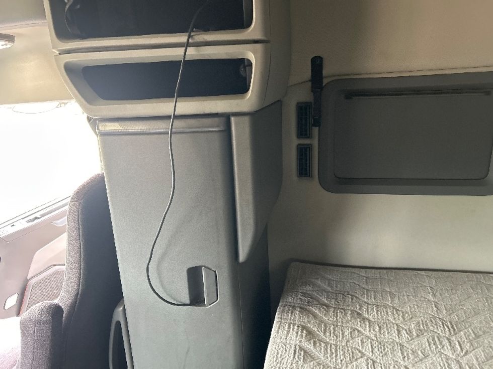 Sleeper Tractor-Heavy Duty Tractors-Volvo-2021-VNL64760-Jackson-MS-390,840\n\t\tmiles-$ 76,500 - Image 19