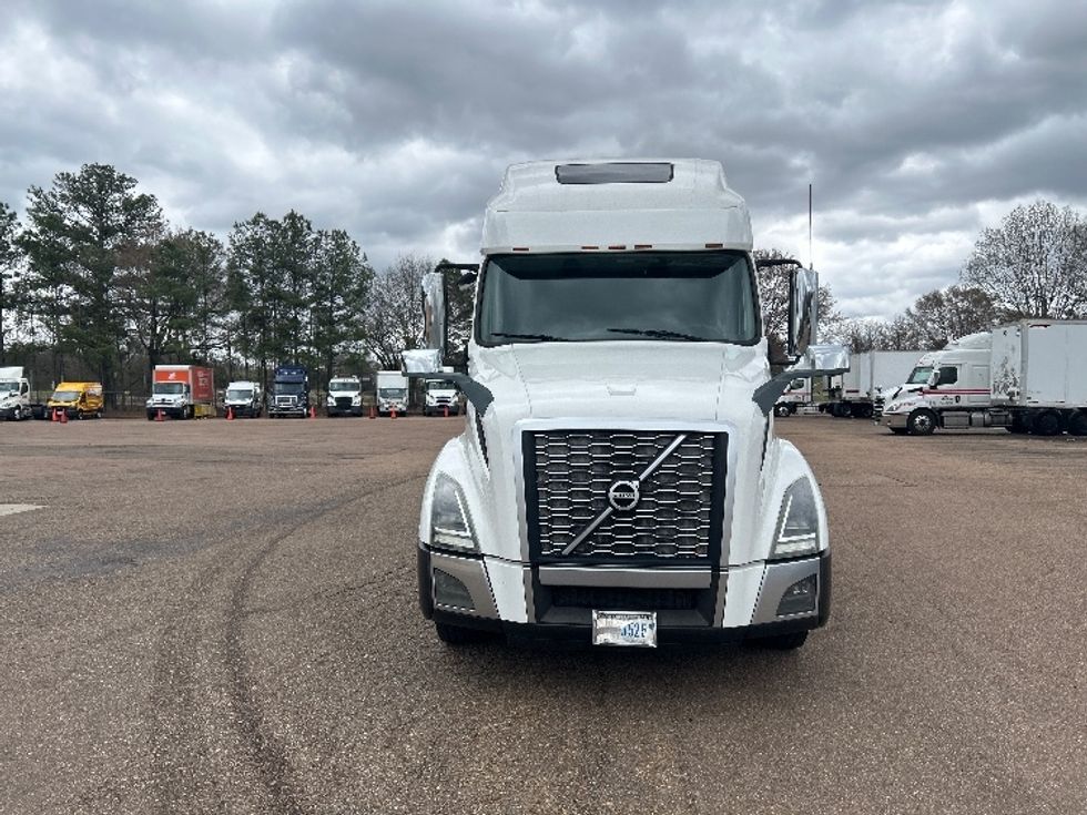 Sleeper Tractor-Heavy Duty Tractors-Volvo-2021-VNL64760-Jackson-MS-390,840\n\t\tmiles-$ 76,500 - Image 2