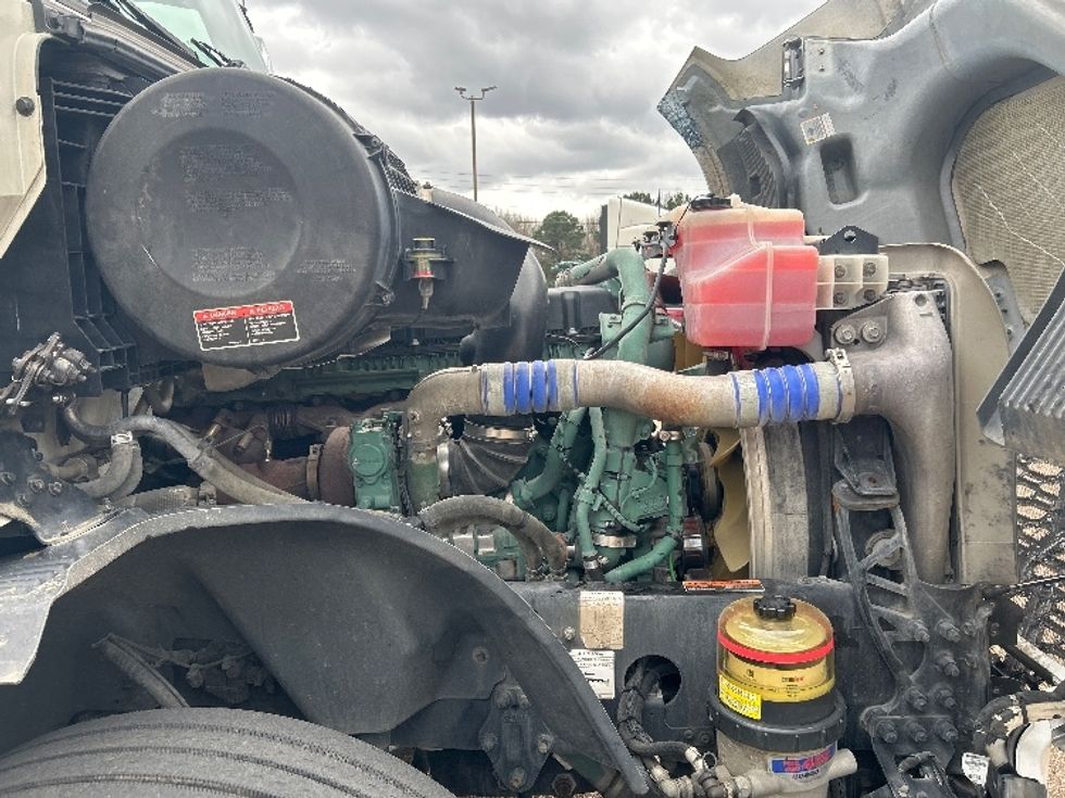 Sleeper Tractor-Heavy Duty Tractors-Volvo-2021-VNL64760-Jackson-MS-390,840\n\t\tmiles-$ 76,500 - Image 20