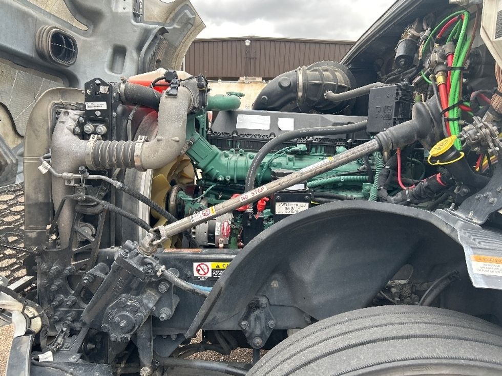 Sleeper Tractor-Heavy Duty Tractors-Volvo-2021-VNL64760-Jackson-MS-390,840\n\t\tmiles-$ 76,500 - Image 21