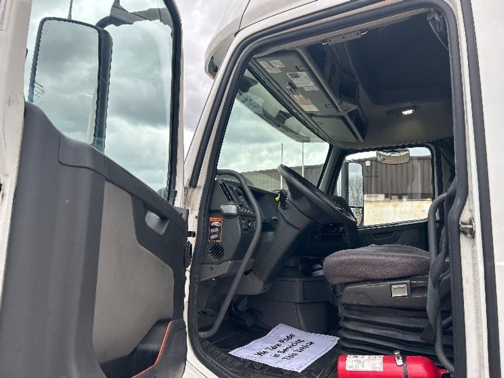 Sleeper Tractor-Heavy Duty Tractors-Volvo-2021-VNL64760-Jackson-MS-390,840\n\t\tmiles-$ 76,500 - Image 9