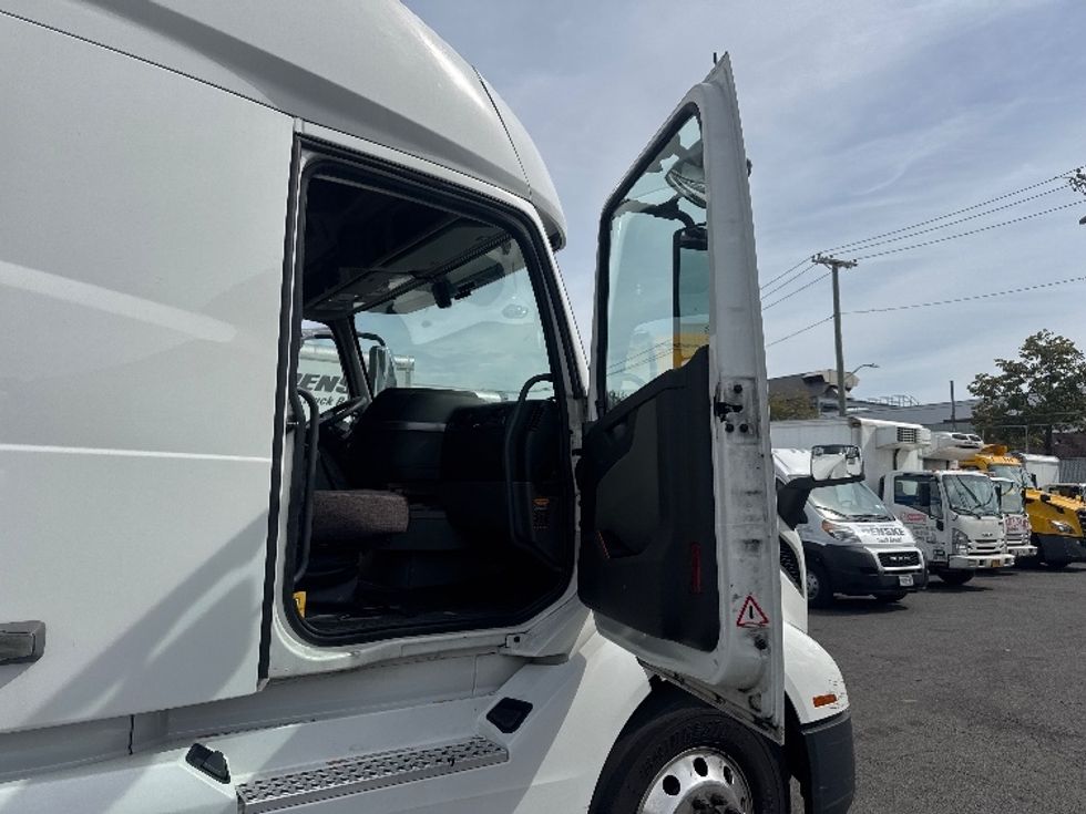 Sleeper Tractor-Heavy Duty Tractors-Volvo-2021-VNL64760-Jamaica-NY-383,469\n\t\tmiles-$ 78,750 - Image 13