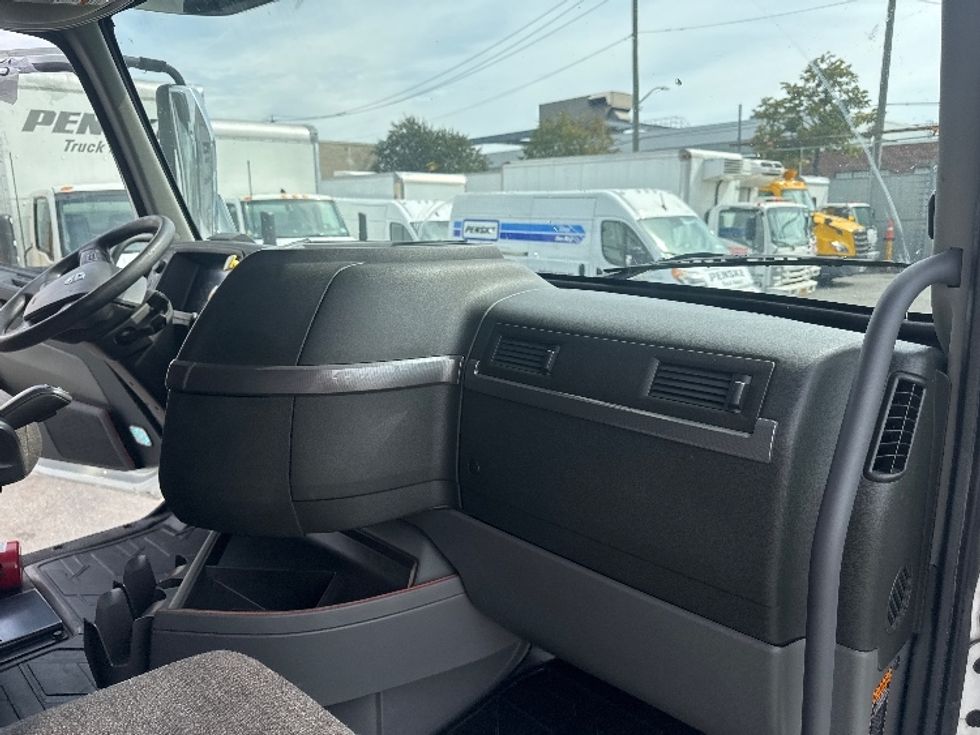 Sleeper Tractor-Heavy Duty Tractors-Volvo-2021-VNL64760-Jamaica-NY-383,469\n\t\tmiles-$ 78,750 - Image 14