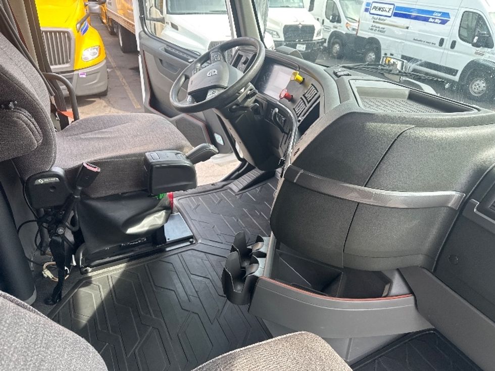 Sleeper Tractor-Heavy Duty Tractors-Volvo-2021-VNL64760-Jamaica-NY-383,469\n\t\tmiles-$ 78,750 - Image 15