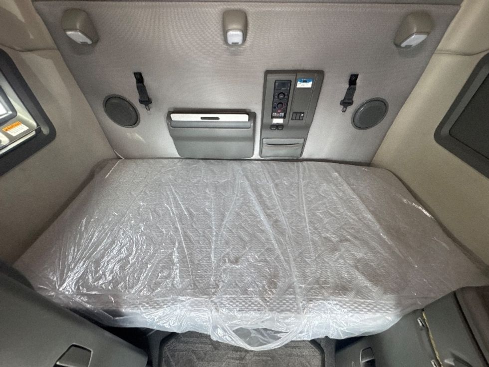 Sleeper Tractor-Heavy Duty Tractors-Volvo-2021-VNL64760-Jamaica-NY-383,469\n\t\tmiles-$ 78,750 - Image 17