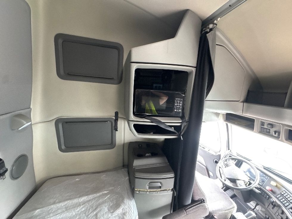 Sleeper Tractor-Heavy Duty Tractors-Volvo-2021-VNL64760-Jamaica-NY-383,469\n\t\tmiles-$ 78,750 - Image 18