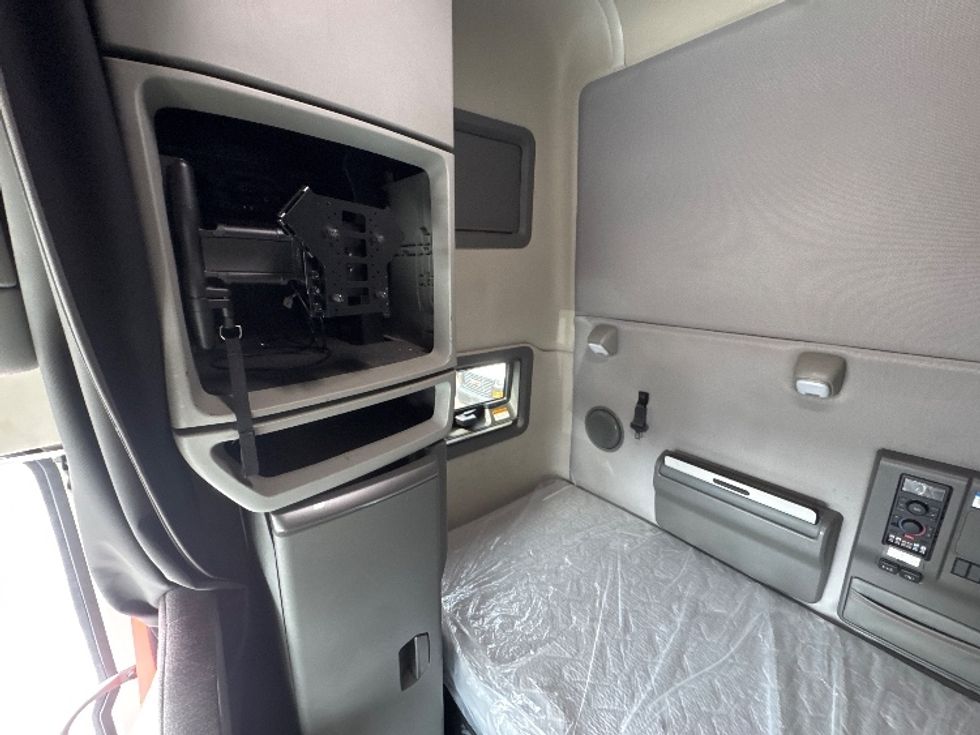 Sleeper Tractor-Heavy Duty Tractors-Volvo-2021-VNL64760-Jamaica-NY-383,469\n\t\tmiles-$ 78,750 - Image 19