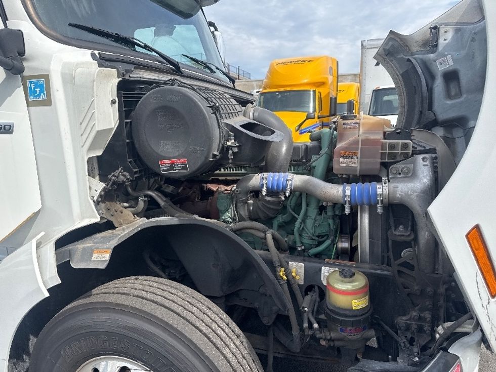 Sleeper Tractor-Heavy Duty Tractors-Volvo-2021-VNL64760-Jamaica-NY-383,469\n\t\tmiles-$ 78,750 - Image 20